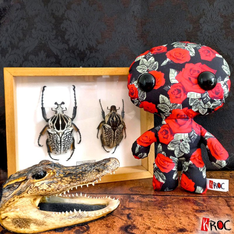 peluche poupée kalice kroc fleur rouge